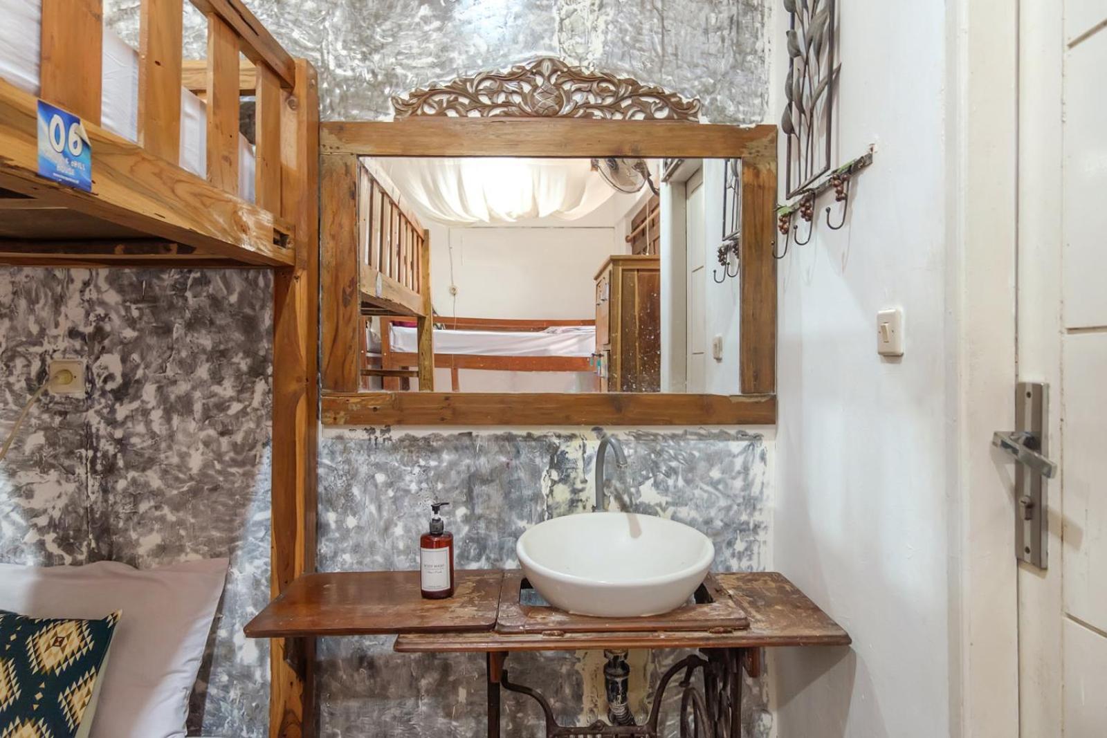 Twospaces Living At Wave And Chill House, Canggu ภายนอก รูปภาพ